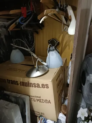 Base de colchón y lámparas de techo