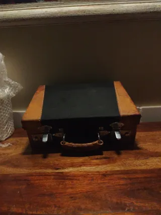 Neceser tipo maleta negro y marrón