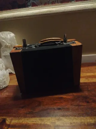 Neceser tipo maleta negro y marrón