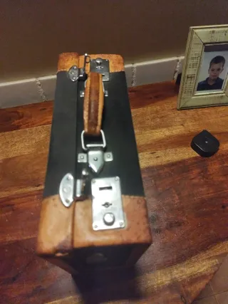 Neceser tipo maleta negro y marrón