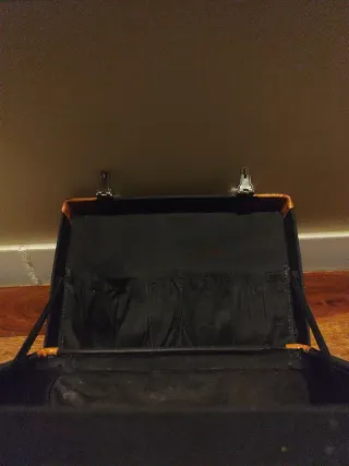 Neceser tipo maleta negro y marrón