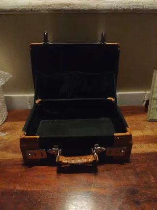 Neceser tipo maleta negro y marrón