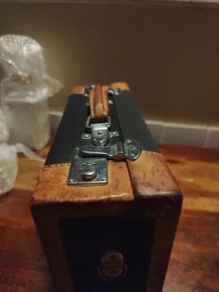 Neceser tipo maleta negro y marrón