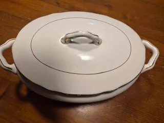 Zuppiera bianca con bordi oro