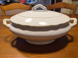 Zuppiera bianca con bordi oro