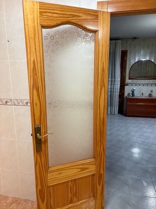 Puerta de madera con cristal decorado