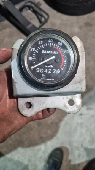 Cuenta kilómetros Suzuki DR Big 49