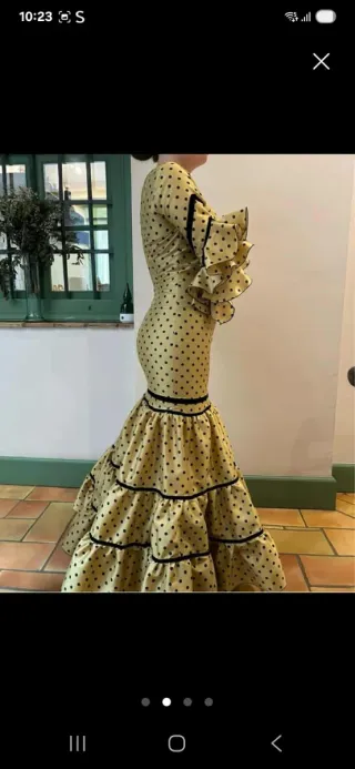 Vestido de flamenca amarillo con lunares negros