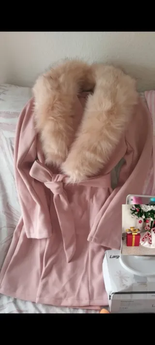 Abrigo rosa con cuello de pelo