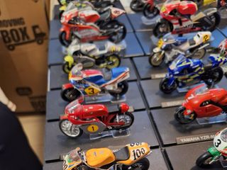 Colección de motos a escala, pequeñas y medianas