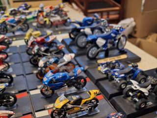 Colección de motos a escala, pequeñas y medianas