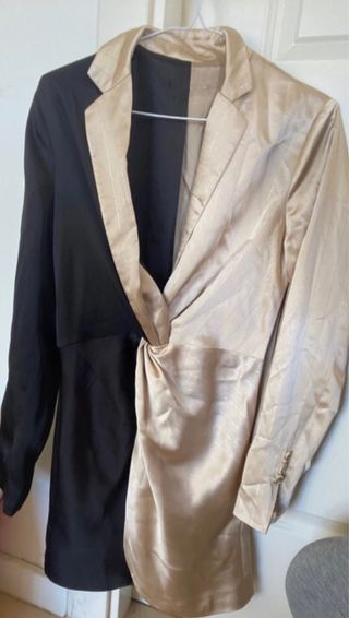 Vestido blazer negro y dorado