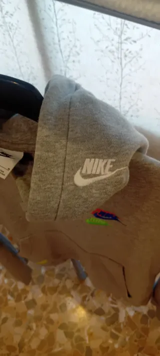 Sudadera Nike Gris con Logo Multicolor