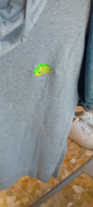 Sudadera Nike Gris con Logo Multicolor