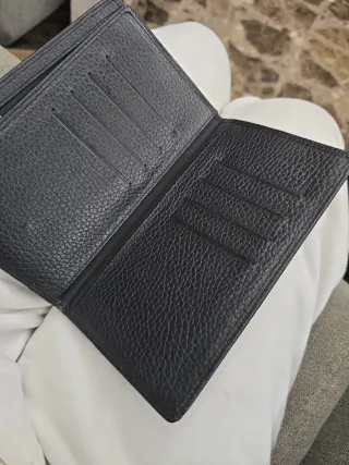 Cartera de piel negra para hombre