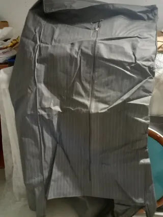 Armario de tela gris con cremallera