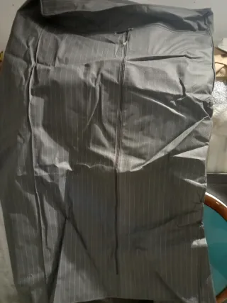 Armario de tela gris con cremallera