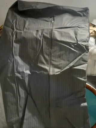 Armario de tela gris con cremallera