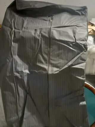 Armario de tela gris con cremallera