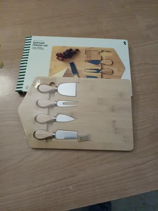 Set di tagliere e coltelli per formaggio