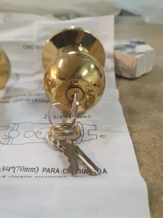 Pomo de puerta dorado con cerradura y llaves