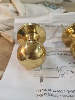 Pomo de puerta dorado con cerradura y llaves