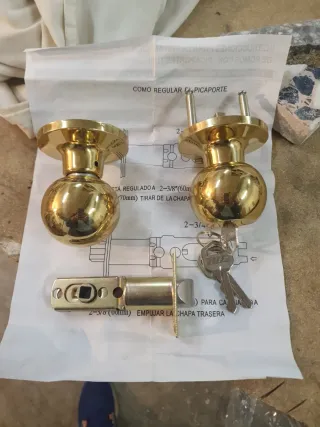 Pomo de puerta dorado con cerradura y llaves