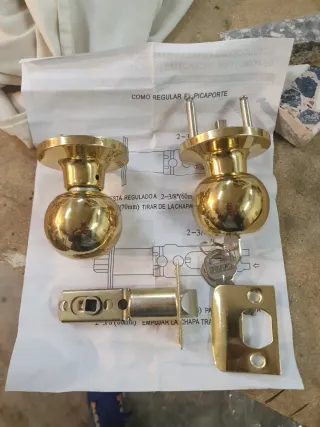 Pomo de puerta dorado con cerradura y llaves