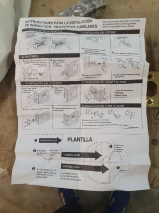 Pomo de puerta dorado con cerradura y llaves