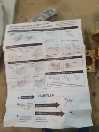 Pomo de puerta dorado con cerradura y llaves