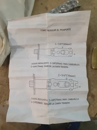 Pomo de puerta dorado con cerradura y llaves