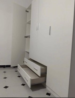 Armario blanco con cajones y puertas