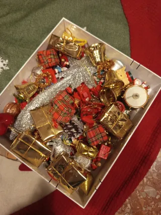 Árbol de Navidad 1'50 cm con adornos y espumillón