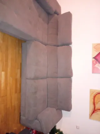 Sofá modular gris de tela.