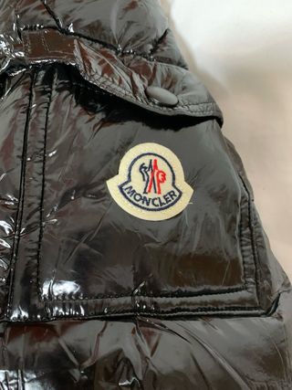 Giacca Moncler lucida con cappuccio in pelliccia