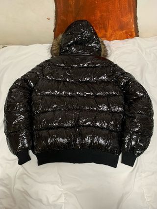 Giacca Moncler lucida con cappuccio in pelliccia