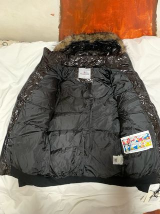 Giacca Moncler lucida con cappuccio in pelliccia