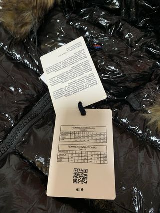 Giacca Moncler lucida con cappuccio in pelliccia