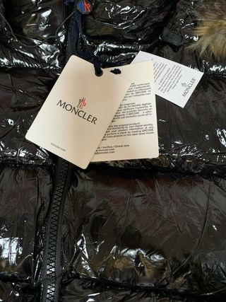 Giacca Moncler lucida con cappuccio in pelliccia