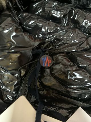 Giacca Moncler lucida con cappuccio in pelliccia