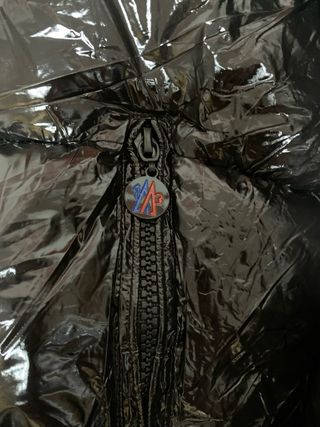 Giacca Moncler lucida con cappuccio in pelliccia