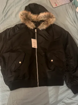 Abrigo negro con capucha y pelo Talla XL