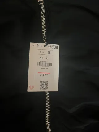 Abrigo negro con capucha y pelo Talla XL