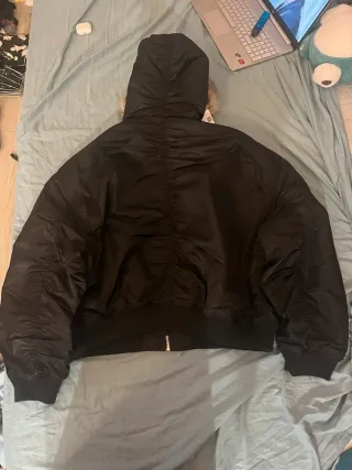 Abrigo negro con capucha y pelo Talla XL