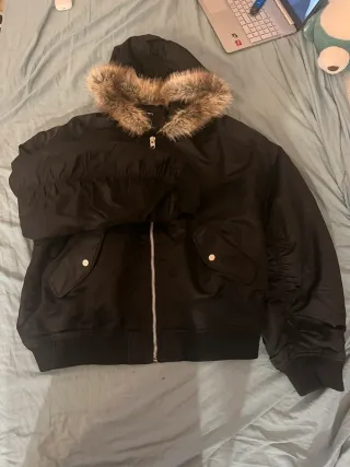 Abrigo negro con capucha y pelo Talla XL