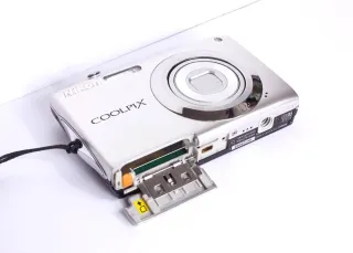 Nikon Coolpix S3000 12Mp Plata COMPLETAMENTE NUEVA