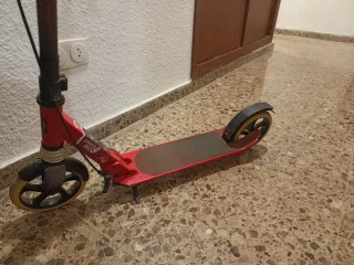 Patinete rojo ruedas grandes
