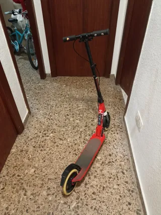 Patinete rojo ruedas grandes