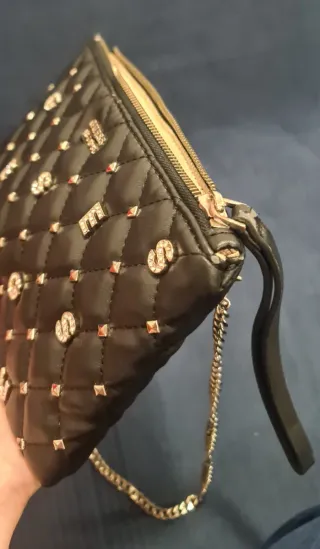 Bolso Guess Negro con Tachuelas Doradas