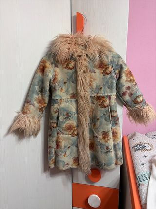 Abrigo floral con pelo